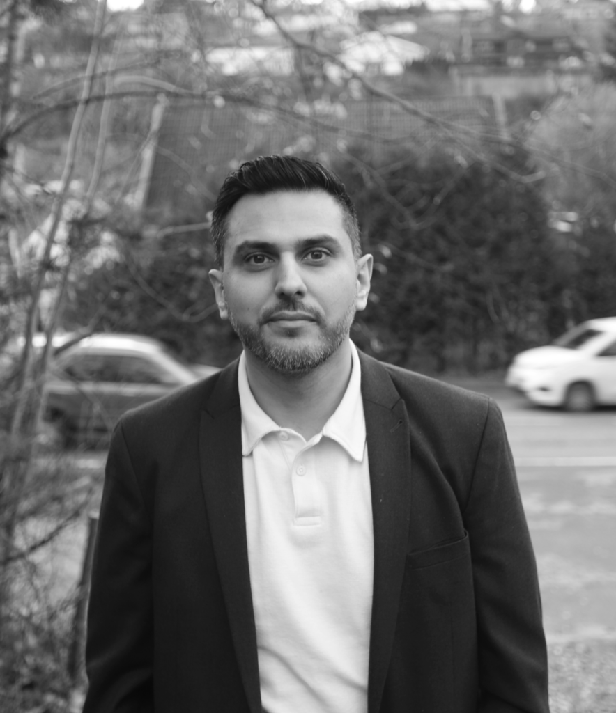 Umar Ashraf i svart-hvit